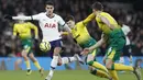 Gelandang Tottenham, Erik Lamela, berebut bola dengan bek Norwich, Sam Byram, pada laga Premier League di Stadion Tottenham, London, Rabu (23/1). Tottenham menang 2-0 atas Norwich. (AFP/Adrian Dennis)