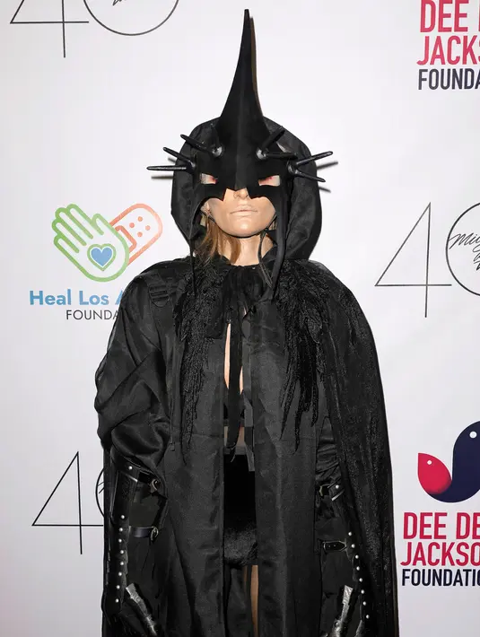 <p>Paris Jackson menghadiri Pesta Halloween "Thriller Night" yang diselenggarakan oleh Prince Michael Jackson di Jackson Family Home, Encino, California, Amerika Serikat, 28 Oktober 2022. Aktris "American Horror Stories" itu mengenakan sarung tangan kulit hitam yang dilengkapi dengan cakar tajam di setiap ujung jari yang menutupi lengan bawah dan tangannya ke atas. (Kevin Winter/Getty Images/AFP)</p>