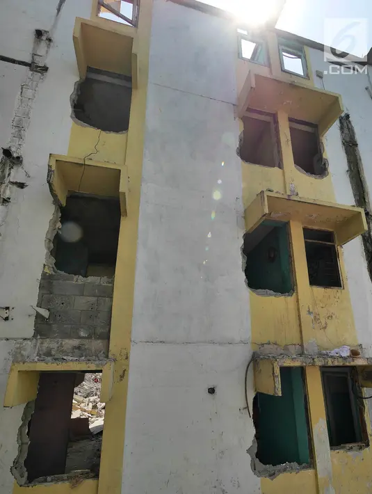Kondisi bangunan Rumah Susun Karang Anyar di Jakarta Pusat, Selasa (11/9). Rumah Susun yang berdiri sejak 1987 rencananya akan direvitalisasi menjadi dua tower dengan ketinggian 16 lantai, dan ditargetkan selesai 2020. (Liputan6.com/Herman Zakharia)