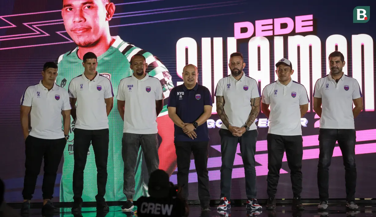 Manajer Perista Tangerang, I Nyoman Suryanatara (tengah) bersama jajaran pelatih Persita Tangerang saat acara Launching Team and Jersey Persita Tangerang di The Springs Club, Gading Serpong, Tangerang, Banten pada Kamis (21/06/2022). (Bola.com/Bagaskara Lazuardi)