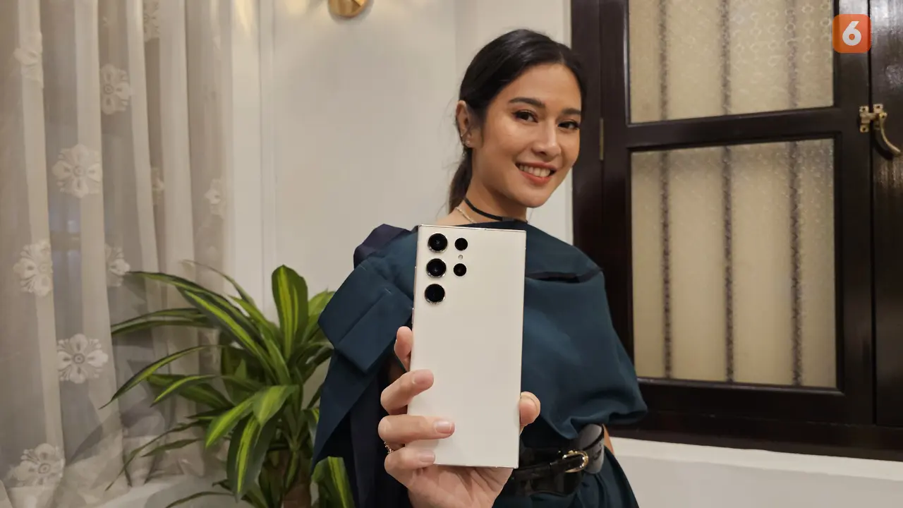 Aktris Dian Sastrowardoyo bersama Samsung Galaxy S23 Ultra warna Cream. Kini, Samsung Galaxy S23 series 5G sudah bisa dibeli di Indonesia. (Liputan6.com/ Agustin Setyo Wardani).