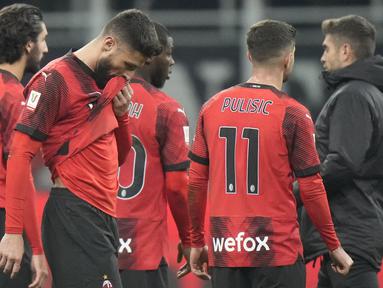 Langkah AC Milan terhenti di babak perempatfinal Coppa Italia 2023/2024 setelah kalah 1-2 dari sang tamu Atalanta di San Siro Stadium, Milan, Kamis (11/1/2024) dini hari WIB. Sejatinya AC Milan unggul terlebh dahulu lewat gol Rafael Leao pada menit ke-45. Namun Atalanta sukses menyamakan skor 1-1 sebelum turun minum lewat gol Teun Koopmeiners pada masa injury time babak pertama. Teun Koopmeiners menjadi pahlawan Atalanta setelah mencetak gol kedua sekaligus gol kemenangan lewat titik penalti pada menit ke-59. Dua kartu merah dikeluarkan wasit untuk pelatih Atalanta, Gian Piero Gasperini dan kiper AC Milan, Antonio Mirante. (AP Photo/Luca Bruno)