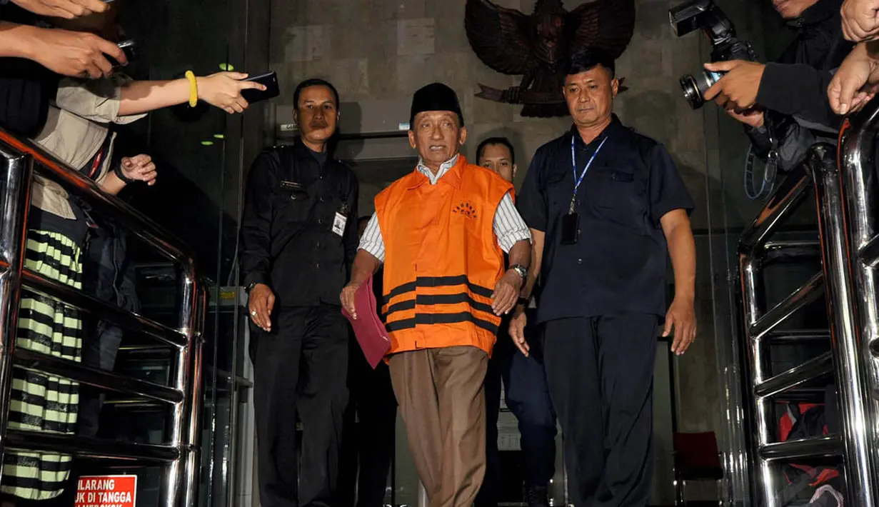 Mantan Bupati Bangkalan yang juga Ketua DPRD Bangkalan Fuad Amin Imron keluar dari gedung KPK, Jakarta, Rabu (3/12/2014). (Liputan6.com/Miftahul Hayat)