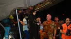 Petugas medis dan tenaga kesehatan menyambut anak-anak Palestina dari Gaza beserta keluarga mereka, setelah pesawat militer Italia C130J dari Israel mendarat pada 14 Agustus 2025 di Bandara Ciampino, Roma. (Andreas SOLARO/AFP)