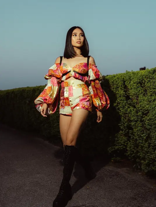 Tak berlebihan, Niki memadukan penampilannya dengan high-boots bertali berwarna hitam. Foto: Instagram.