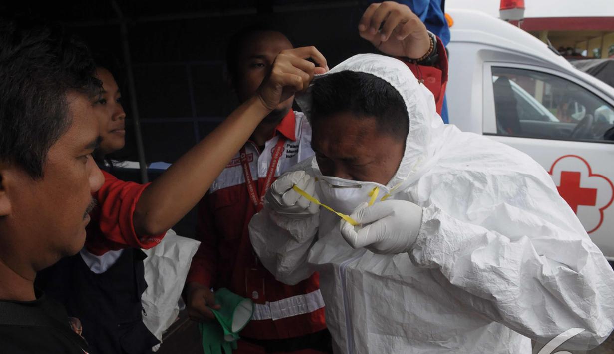 Tim menggunakan masker guna membawa jenazah korban kecelakaan pesawat QZ8501 yang tiba dari KRI Banda Aceh untuk dipindahkan ke RS Sultan Imanuddin di Lanud Iskandar Pangkalan Bun, Kalteng, Rabu (7/1/2015). (Liputan6.com/Andrian M Tunay)