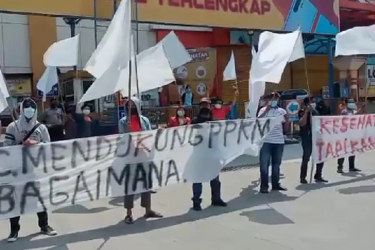 Perpanjangan PPKM Level 4 di Kabupaten Bekasi, mendapat protes dari para pedagang Sentra Grosir Cikarang (SGC).  (Liputan6.com/Bam Sinulingga)