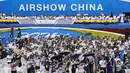 Pengunjung menonton pertunjukan udara selama Pameran Penerbangan dan Antariksa Internasional China ke-13, juga dikenal sebagai Pertunjukan Udara China 2021 di Zhuhai di provinsi Guangdong, China (38/9/2021). (AP Photo/Ng Han Guan)