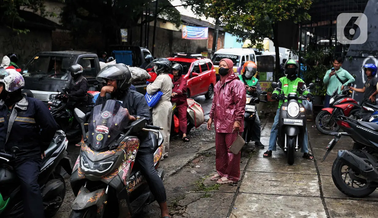 Sementara beberapa motor lainnya, memilih untuk naik ke atas gerobak dengan biaya Rp 30 ribu. (Liputan6.com/Angga Yuniar)