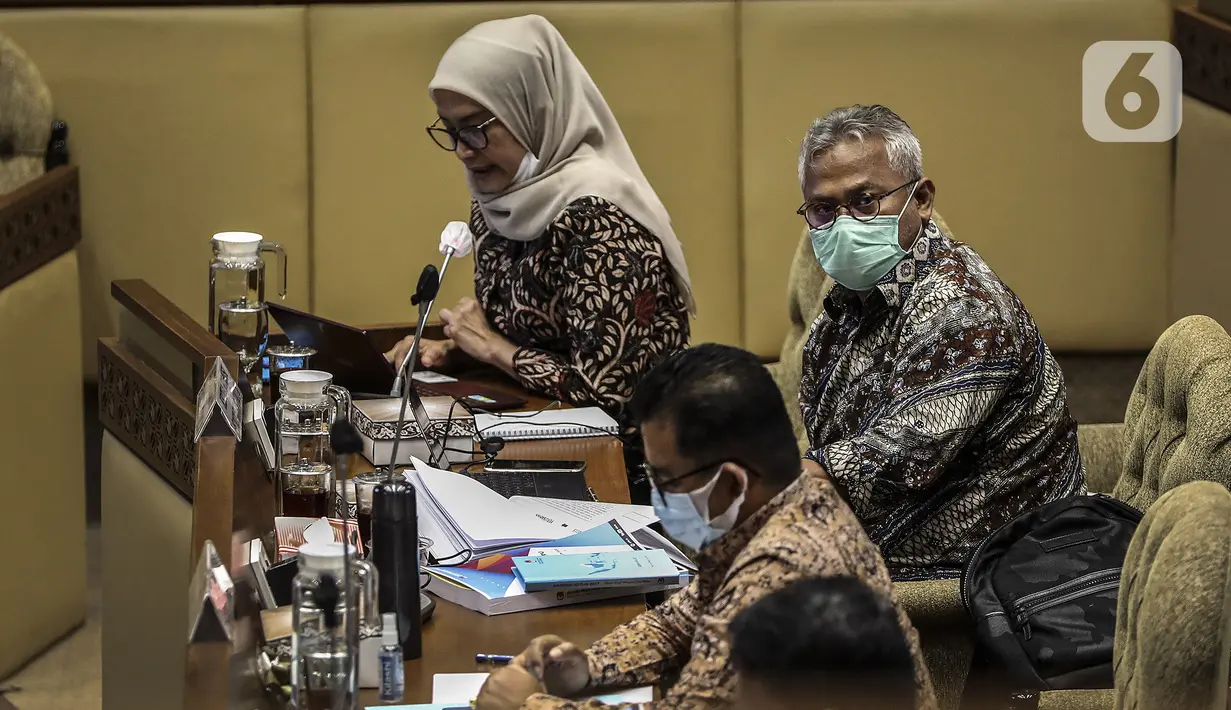 Ketua KPU Arief Budiman (kanan) bersama Wakil Ketua KPU Evi Novida Ginting Manik (kiri) saat Rapat Dengar Pendapat (RDP) dengan Komisi II DPR di Gedung Nusantara, Senayan, Jakarta, Kamis (12/11/2020). Rapat dipimpin Ketua Komisi II DPR Ahmad Doli Kurnia. (Liputan6.com/Johan Tallo)