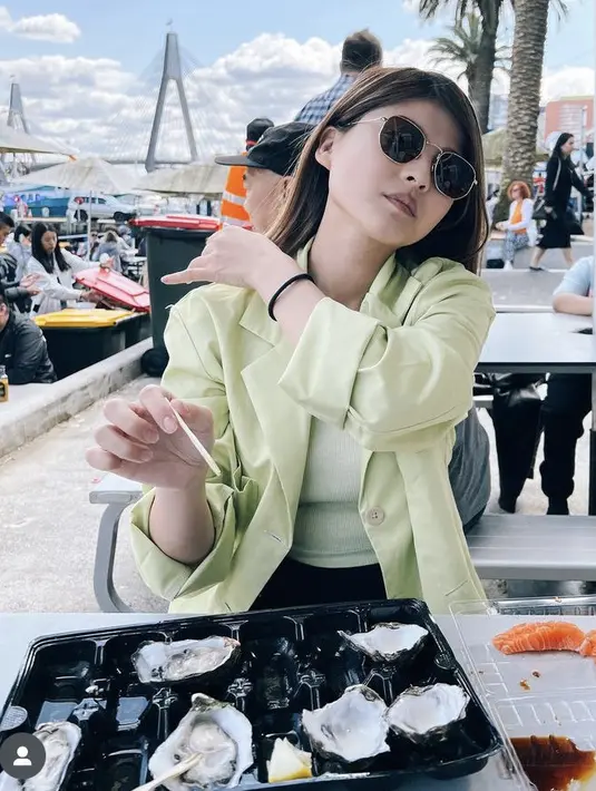 Ia juga tampil dengan blazer hijau serasi dengan innernya.  (@mitziabigail)