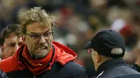 Manajer Liverpool, Jurgen Klopp, terlihat kesal dengan manajer West Bromwich Albion, Tony Pulis, saat bermain imbang 2-2 di Stadion Anfield, akhir pekan kemarin. (Reuters/Carl Recine)