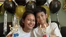 Raihaanun baru saat merayakan ulang tahun anak ke-2 nya yang sudah berusia 11 tahun. Keduanya pun kompak mengenakan pakaian serba putih.  (@raihaanun)