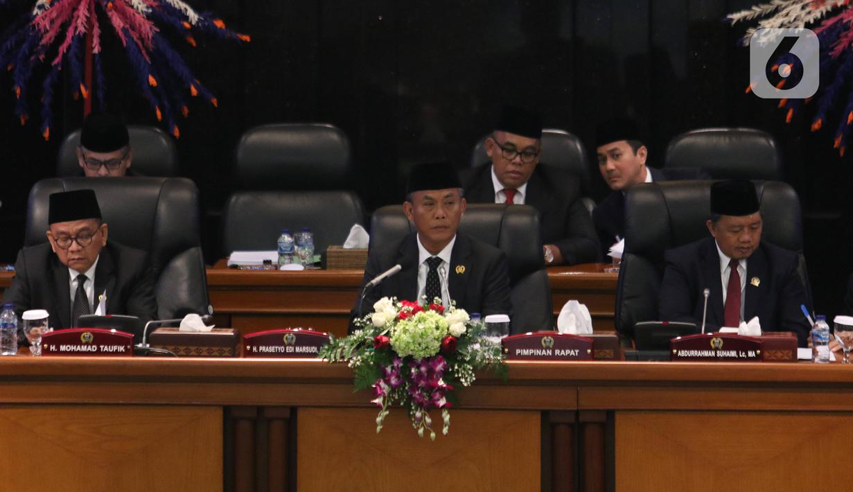 Ketua DPRD DKI Jakarta Prasetio Edi Marsudi (tengah) bersama pimpinan lainnya memimpin Rapat Paripurna di Gedung DPRD DKI Jakarta, Rabu (19/2/2020). Rapat membahas Rancangan Peraturan DPRD dan pengesahan soal Tata Tertib (Tatib) Dewan dan Pemilihan Calon Wakil Gubernur. (Liputan6.com/Angga Yuniar)