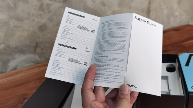 <p>Safety guide/ kartu garansi Oppo A17. Liputan6.com/Iskandar</p>