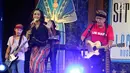 Andien saat berduet dengan Iwan Fals konser Situs Budaya: Nusa Tenggara Barat, Kerajaan Lombok & Bima di Panggung Kita, Depok Sabtu (3/3). Mereka membawakan lagu Seperti Matahari, Asmara dan Pancaroba dan  Barang Antik. (Liputan6.com/Arya Manggala) 