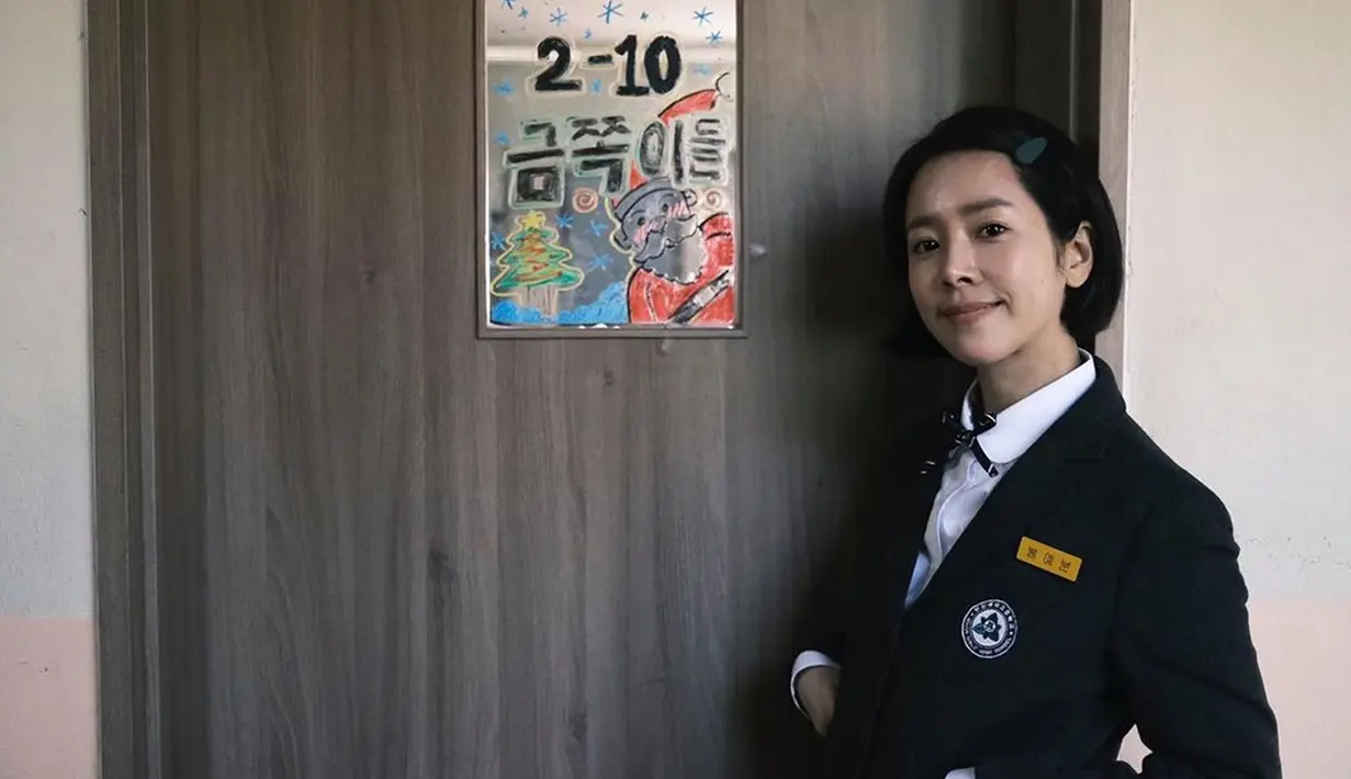 Potretnya saat mengenakan seragam sekolah pun dinilai masih cocok. Apalagi dengan potongan rambut pendek, membuat parasnya tidak terlihat seperti wanita yang sudah berusia kepala empat. Pemeran drama Korea 'Rooftop Prince' itu juga selalu totalitas dan tuai pujian ketika berakting. (Liputan6.com/IG/@roma.emo)