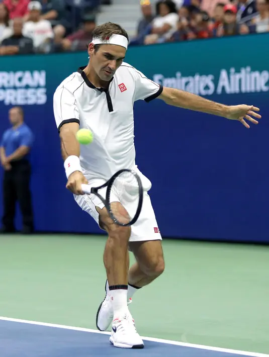 Petenis Swiss, Roger Federer melakukan pukulan ke arah lawannya, Damir Dzumhur dari Bosnia pada babak kedua AS Terbuka 2019 di Arthur Ashe Stadium, Rabu (28/8/2019). Sempat kewalahan di awal set, petenis unggulan ketiga dunia itu akhirnya menang 3-6, 6-2, 6-3, 6-4. (AP/Eduardo Munoz Alvarez)