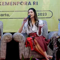 Mikha Tambayong Tampil feminin saat bertugasnya sebagai Tenaga Ahli Kemenpora dengan mengisi seminar [@miktambayong]