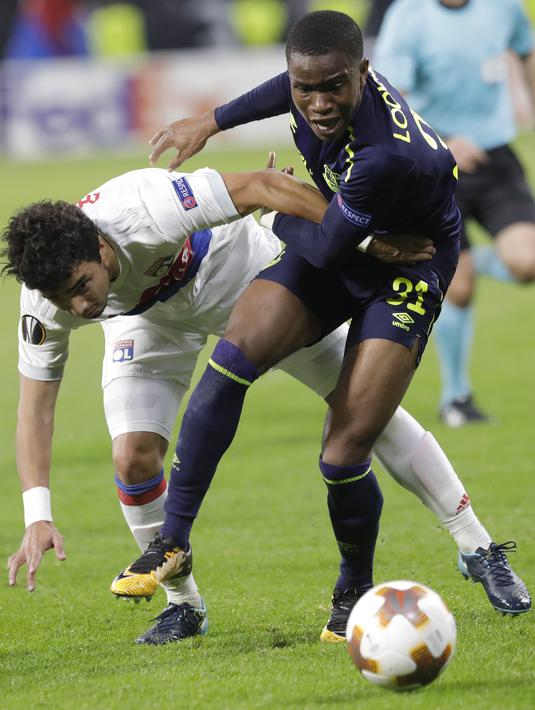 Aksi pemain Lyon, Da Silva Rafael (kiri) saat berebut bola dengan pemain Everton, Ademola Lookman pada laga grup E Europe League di Groupama Stadium, Lyon, (2/11/2017). Everton kalah 0-3. (AP/Laurent Cipriani)