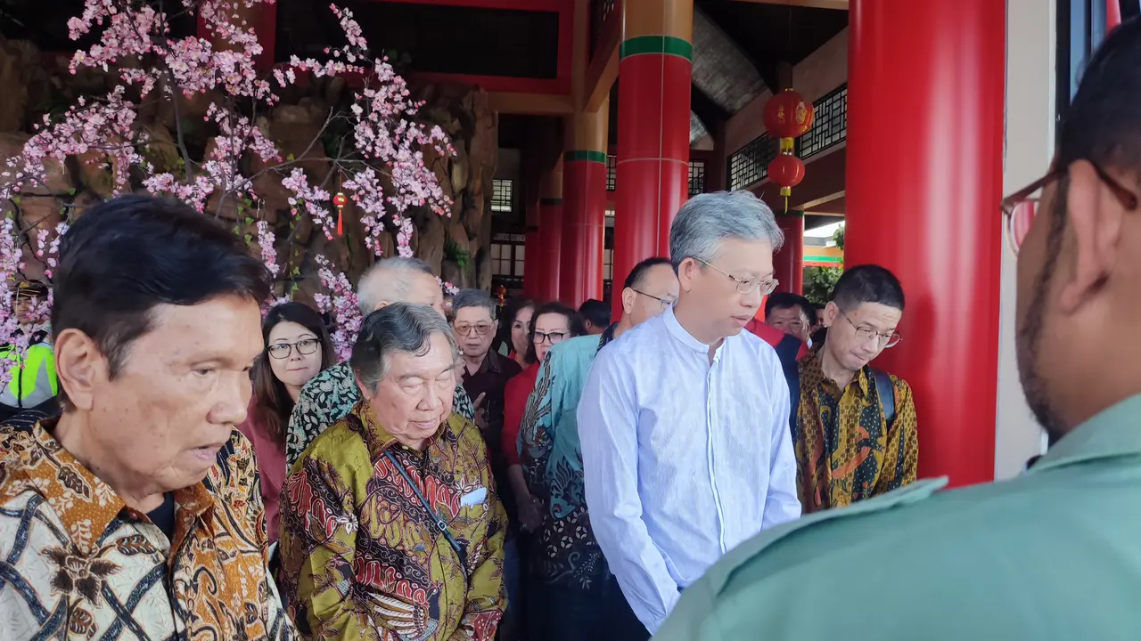 Duta Besar China, Wang Lutong meninjau kondisi terkini Cai Tao dan Hu Chun, dua panda di Taman Safari Indonesia (TSI) Bogor, Jawa Barat, Kamis (13/2/2025).
