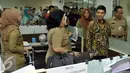 MenPANRB Yuddy Chrisnandi berbincang dengan sejumlah PNS saat sidak di Pertanahan Jakarta Timur, Senin (11/7). Menpan RB juga melakukan sidak ke tempat-tempat pelayanan publik. (Liputan6.com/Johan Tallo)