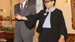 Menteri Luar Negeri RI Retno Marsudi mempersilahkan Menteri Luar Negeri Jepang Taro Kono di Gedung Pancasila, Jakarta, Senin (25/6). Kunjungan ini juga merupakan bagian dari The 6th Strategic Dialogue Indonesia-Jepang. (Liputan6.com/Angga Yuniar)