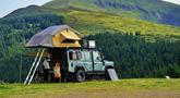 Pemandangan gunung yang hijau menemani camping bersama Land Rover Defender. (Source: thecoldwire.com)