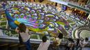 Sejumlah pengunjung melihat merak raksasa selama Festival Bunga di Pusat Perbelanjaan Santa Fe di Medellin, Kolombia (3/8). Merak yang terbuat dari 182.000 bunga ini memiliki panjang 12 meter (40 kaki). (AFP Photo/Joaquin Sarmiento)