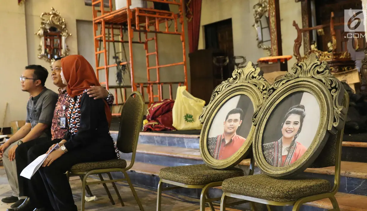 Foto calon pengantin Kahiyang Ayu dan Bobby Nasution di pajang saat geladi resik di Graha Saba, Solo, Senin (6/11). Ijab-kabul akan diselenggarakan pada pagi hari, yang dilanjutkan dengan resepsi hingga malam hari. (Liputan6.com/Angga Yuniar)