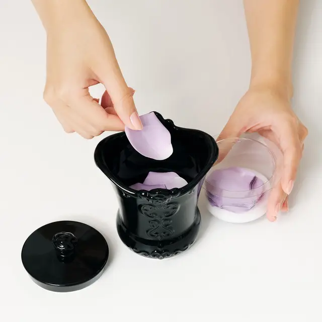 Unik, Anna Sui Hadirkan Bedak Bentuk Kelopak Mawar yang Jadi Finishing Touch untuk Tampil Glowing dan Flawless