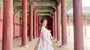 <p>Pesona dan keanggunan Fuji seakan terpancar saat ia mengenakan hanbok. Bahkan kecantikannya mirip seperti putri era Joseon. [Foto: instagram.com/fuji_an]</p>