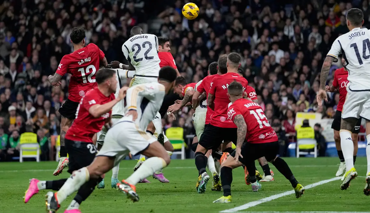 <p>Antonio Rudiger tampil menjadi penyelamat bagi timnya Real Madrid setelah mencetak satu-satunya gol pada laga melawan Real Mallorca dalam pertandingan pekan ke-19 LaLiga 2023/2024. (AP Photo/Bernat Armangue)</p>