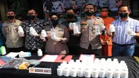 Kepolisian Resor Malang Kota menunjukkan barang bukti puluhan ribu pil dobel L dalam kemasan botol putih yang hendak diedarkan oleh&nbsp;seorang residivis kasus narkoba di Malang (Istimewa)