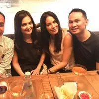 Sophia Latjuba dan Cut Tary berpose bersama dengan rekan mereka. (Instagram @panca_m)