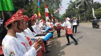 Pelajar berbaris menyambut obor Asian Games 2018 melintas di Jl. RM. Harsono, Ps. Minggu, Kota Jakarta Selatan, Rabu (15/8/2018) ( Ady Anugrahadi/Liputan6.com)