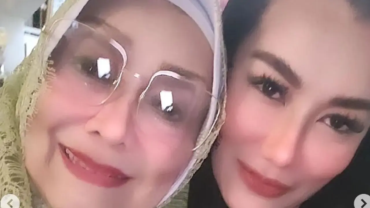 Potret Reza Artamevia bersama Ibunda (Sumber: Instagram/rezaartameviaofficial)