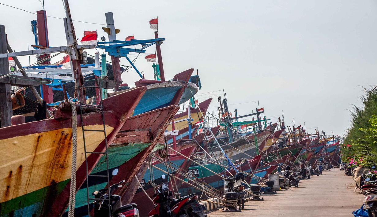 Hal ini menciptakan multiplier effect negatif yang mengancam mata pencaharian ribuan Anak Buah Kapal (ABK) dan pedagang ikan. Tampak dalam foto, perahu-perahu nelayan tetap berlabuh di Pelabuhan Juwana, Jawa Tengah, Rabu 6 Mei 2026. (Devi RAHMAN/AFP)