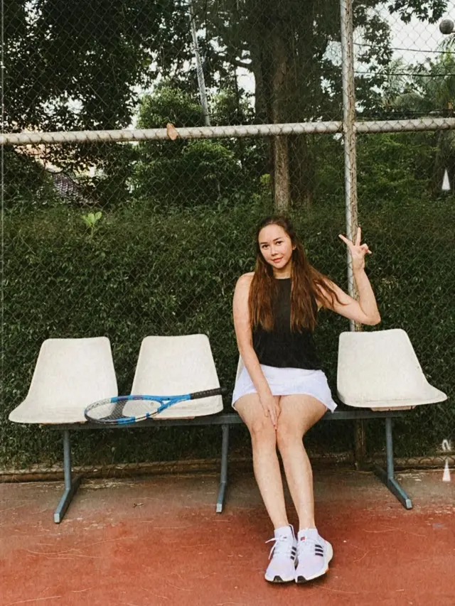 Coba Main Golf, Ini 7 Potret Aura Kasih Tampil Sporty Saat Jalani Olahraga