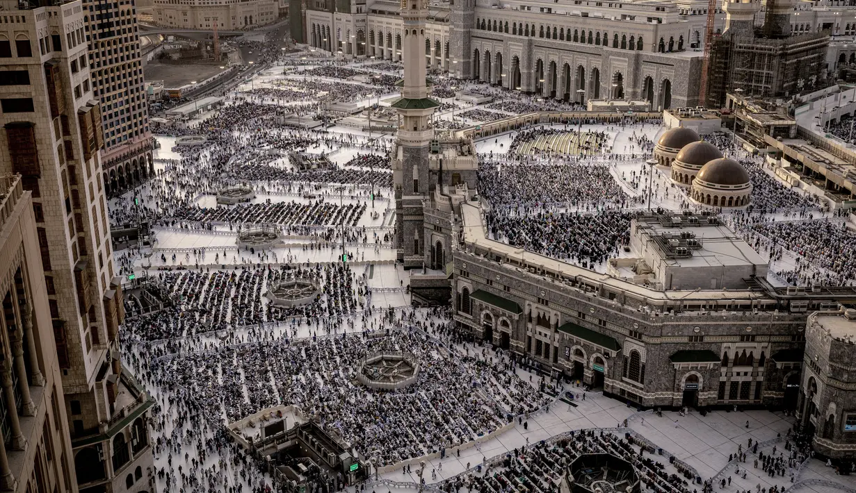 Kepadatan tampak jelas ketika jutaan jemaah haji dari berbagai belahan dunia, menjalankan salat lima waktu di Masjidil haram. (FADEL SENNA / AFP)