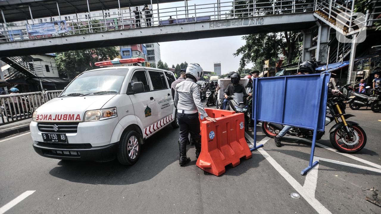 Suasana Penyekatan PPKM Darurat di Jalan Basuki Rahmat