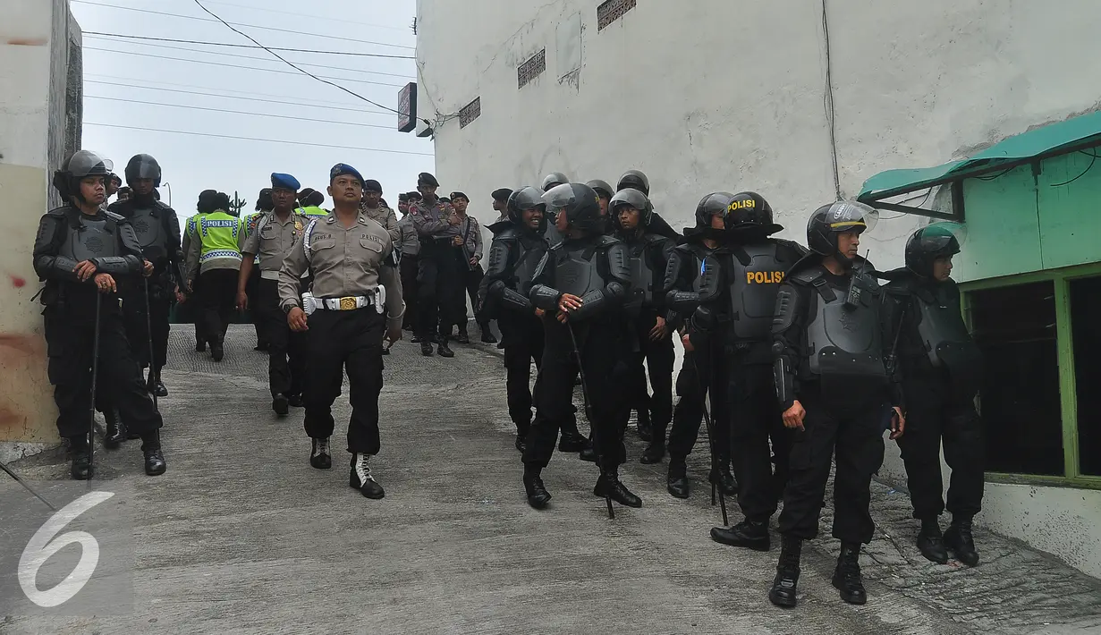 Ribuan aparat gabungan dari Polda Metro Jaya, TNI, Satpol PP saat melakukan operasi Pekat di Kalijodo, Jakarta Utara, Sabtu (20/2). Operasi ini bukanlah dalam rangka penggusuran yang direncanakan oleh Pemprov DKI Jakarta. (Liputan6.com/Faizal Fanani)
