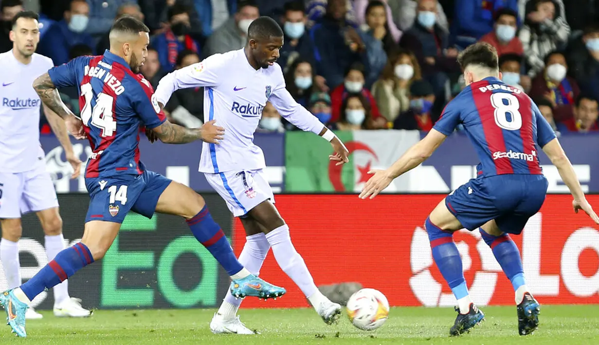 Pemain Barcelona Ousmane Dembele berebut bola dengan pemain Levante Ruben Vezo dan Pepelu (kanan) pada pertandingan sepak bola La Liga Spanyol di Stadion Ciutat de Valencia, Valencia, Spanyol, 10 April 2022. Barcelona menang 3-2. (AP Photo /Alberto Saiz)