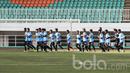 Pemain Timnas Myanmar menggelar latihan jelang pertandingan uji coba melawan Timnas Indonesia U-22. Laga uji coba ini dijadikan Myanmar sebagai persiapan untuk laga kualifikasi Piala Asia 2019 melawan India.  (Bola.com/M iqbal Ichsan)