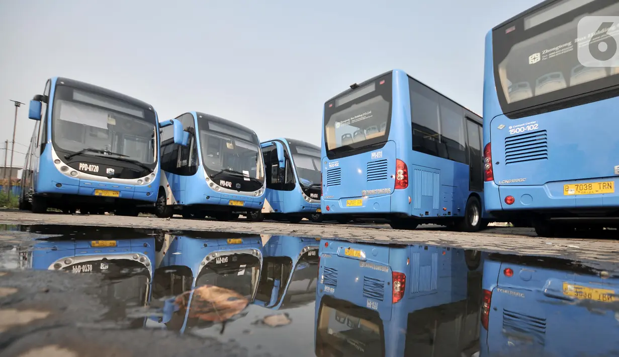 Bus Transjakarta Zhong Tong terparkir di Depo PPD F Klender, Jakarta, Rabu (30/10/2019). Kembali beroperasinya bus Transjakarta Zhong Tong menuai kontroversi setelah dilarang di masa mantan Gubernur DKI Basuki T Purnama lantaran pernah terbakar dan mogok. (merdeka.com/Iqbal S. Nugroho)