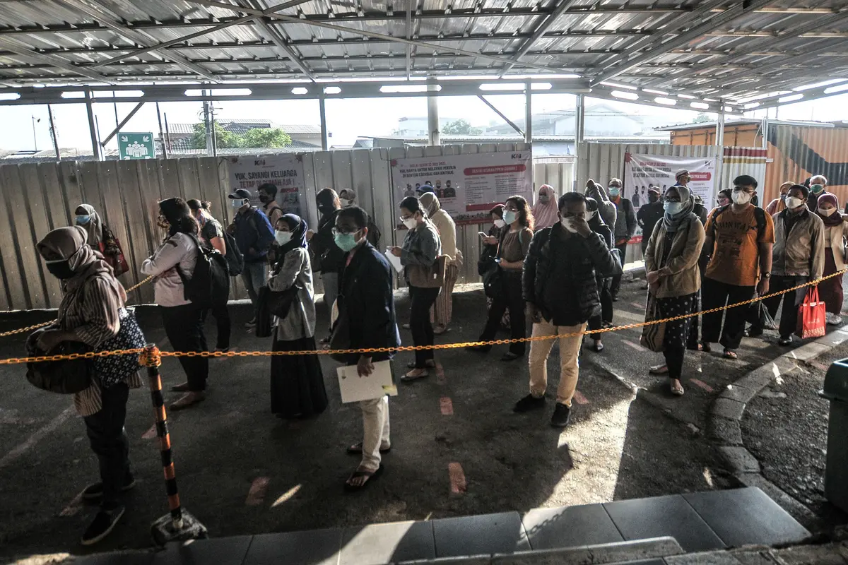 Pemeriksaan STRP Penumpang KRL di Stasiun Bekasi