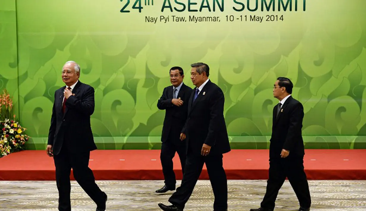 Bersama para pemimpin negara-negara yang tergabung dalam ASEAN, Presiden SBY (kedua dari   kanan) meninggalkan podium kehormatan usai upacara pembukaan KTT ASEAN ke-24 di Naypyidaw, Myanmar, (11/5/2014). (AFP PHOTO/Christophe Archambault)