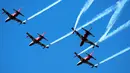 Tim aerobatik Angkatan Udara India, Suryakiran, melakukan manuver pada hari kedua Aero India 2023 di pangkalan udara Yelahanka, Bengaluru, India, 14 Februari 2023. Aero India adalah acara dua tahunan dengan demonstrasi terbang oleh tim stunt dan militer serta komersial paviliun tempat perusahaan penerbangan memamerkan produk dan teknologinya. (AP Photo/Aijaz Rahi)