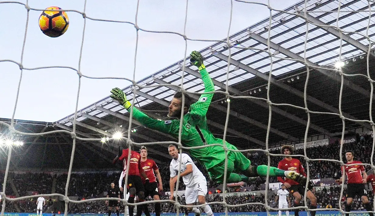 Gawang De Gea berhasil di bobol oleh pemain Swansea, Mike van der Hoorn lewat sundulannya saat pertandingan Liga Premier Inggris di Stadion Liberty, Inggris (6/11). Swansea harus menerima kekalahan dengan skor 1-3 atas MU. (Reuters/Rebecca Naden)