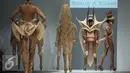 Sejumlah model membawakan busana rancangan Rinaldy Yunardi bertema "Eyes to the Future" di Jakarta Fashion Week 2016 di Jakarta, Jumat (30/10). Pemilihan Dewi Fashion Knights (DFK) juga dilakukan oleh Dewi Fashion Panel. (Liputan6.com/Herman Zakharia)